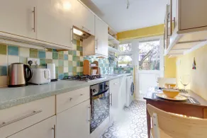 Charming Ground Floor Flat with Free Parking - Image 3