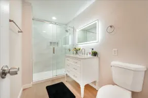 Spacious 5BR Retreat-Sleeps 10+ - Image 5