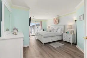 Sunny Bayside Escape - Image 4