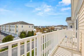 Sunny Bayside Escape - Image 5