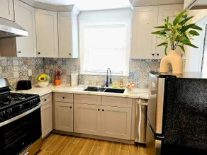 Beautiful Detached Bungalow Relax in our King Bed! - Image 4