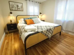 Beautiful Detached Bungalow Relax in our King Bed! - Image 2