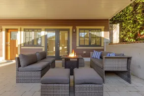 Charming Luxury Home near DT and Lonsdale Quay - Image 2