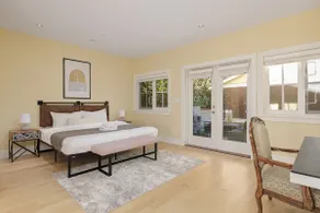 Charming Luxury Home near DT and Lonsdale Quay - Image 4