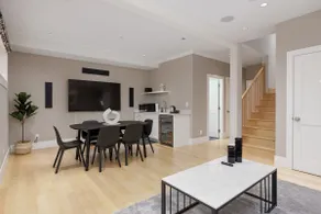 Charming Luxury Home near DT and Lonsdale Quay - Image 3