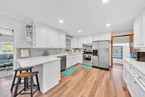 Spacious House, Sleeps 10, Fenced Yard - Image 2