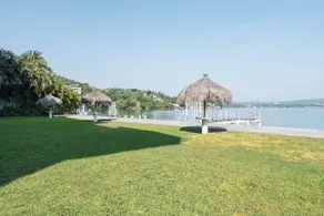 Apartment in a lakefront hotel - Image 4