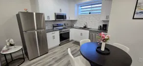 Bleniel Place - Stylish Basement Suite with Wi-Fi Netflix & Parking - Image 3