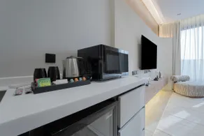 Rozn Co| Cozy & Modern Studio - Image 4