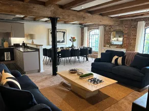 3BR Riverside Warehouse Loft - 1 min walk to ExCel - Image 5