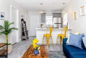 Walk to dwnt/7min to beach/king bed/free parking - Image 5