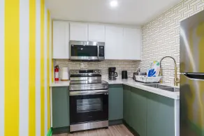 Retro-Chic Suite Kitchen Parking - Image 3
