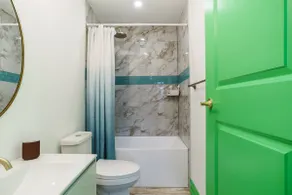 Retro-Chic Suite Kitchen Parking - Image 5