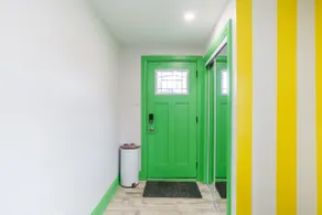 Retro-Chic Suite Kitchen Parking - Image 4