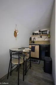 Studio and its terrace, quiet and in the center. - Image 5