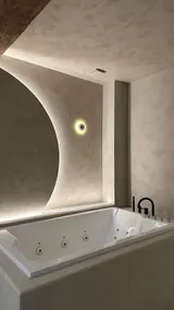 Royal Suite with Private Hot Tub Downtown - Image 2