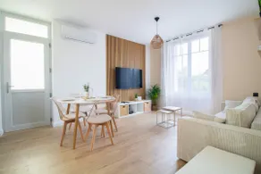 Charming air-conditioned house with courtyard - Image 3
