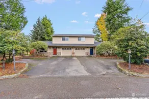 Cozy home, Walk to Lake, Food & Shops, EV Charger - Image 2