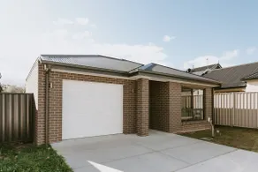 Close to town & hospital, quiet & private location - Image 5