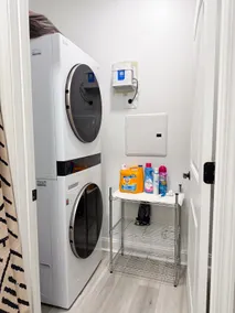 Stylish 1BR Close to Airport & Shopping - Image 2