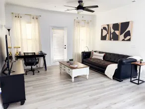 Stylish 1BR Close to Airport & Shopping - Image 4
