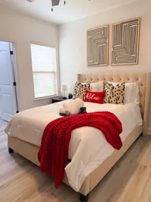 Stylish 1BR Close to Airport & Shopping - Image 3