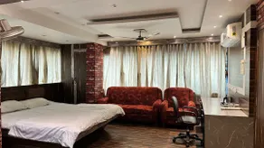 Urban Wooden Cottage Retreat - Image 3