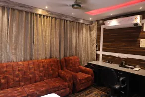 Urban Wooden Cottage Retreat - Image 5