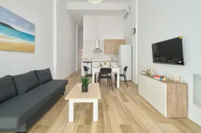 Up to 6 guests: Natural Light Equipped Kitchen - Image 2