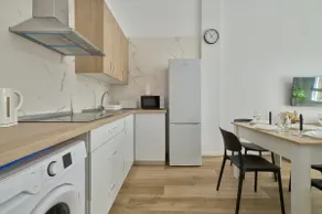 Up to 6 guests: Natural Light Equipped Kitchen - Image 4