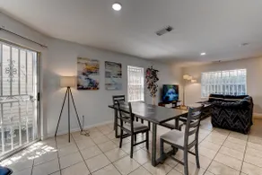 Modern Home Near Airport - Image 5