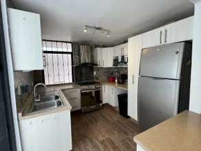Cozy Downtown Family House - Image 5