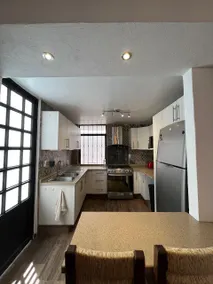 Cozy Downtown Family House - Image 4