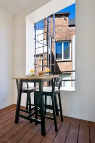Top‑floor apt w/ city views & free parking - Image 4