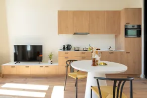 Top‑floor apt w/ city views & free parking - Image 2