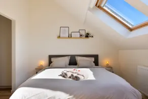 Top‑floor apt w/ city views & free parking - Image 3