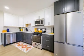 Bright & Modern 2BR Retreat– Stylish & Central - Image 5