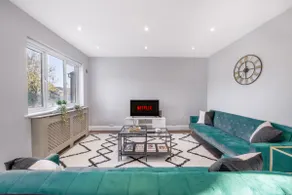 Luxury Tottenham Stadium Retreat - 2 minute walk to stadium - Image 5