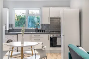 Luxury Tottenham Stadium Retreat - 2 minute walk to stadium - Image 2