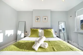 Luxury Tottenham Stadium Retreat - 2 minute walk to stadium - Image 3