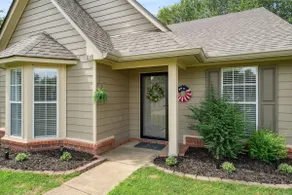 Stylish & Cozy~5 min to Landers CTR+ Fenced Yard! - Image 4