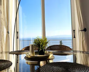 Seabreeze Studio, Stunning Sea and Mountain View - Image 4