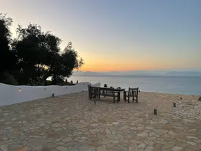 Seabreeze Studio, Stunning Sea and Mountain View - Image 2