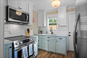 Cottage Row: Daphne - Image 2