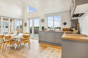 Summer house by the beach - Image 4