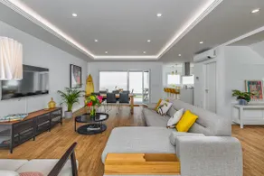 Family house with pool & garden - Image 3
