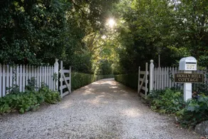 Holly Hill Cottage | Luxury Retreat in Sassafras - Image 2