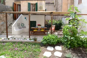 Old town secret garden - Image 3