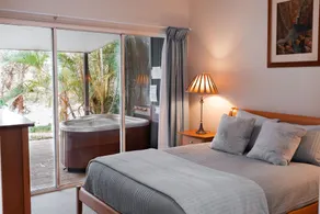 Lake Russell Lakeside Retreat- Monet Cottage - Image 2