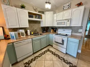Sea Glass Cottage – 2 Blocks to Sand & Surf 🏖️ - Image 5